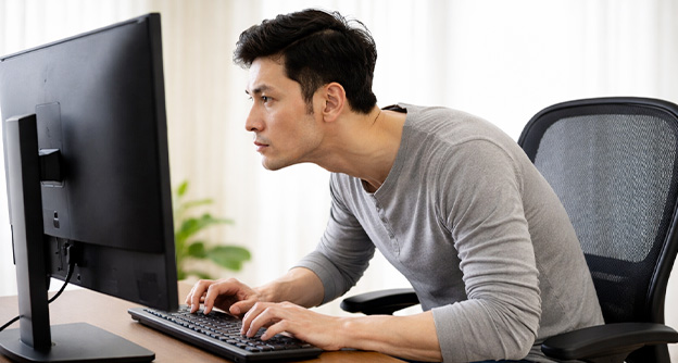뻐근한 목과 어깨, 거북목증후군의 원인과 주요 증상 - 자생의료재단